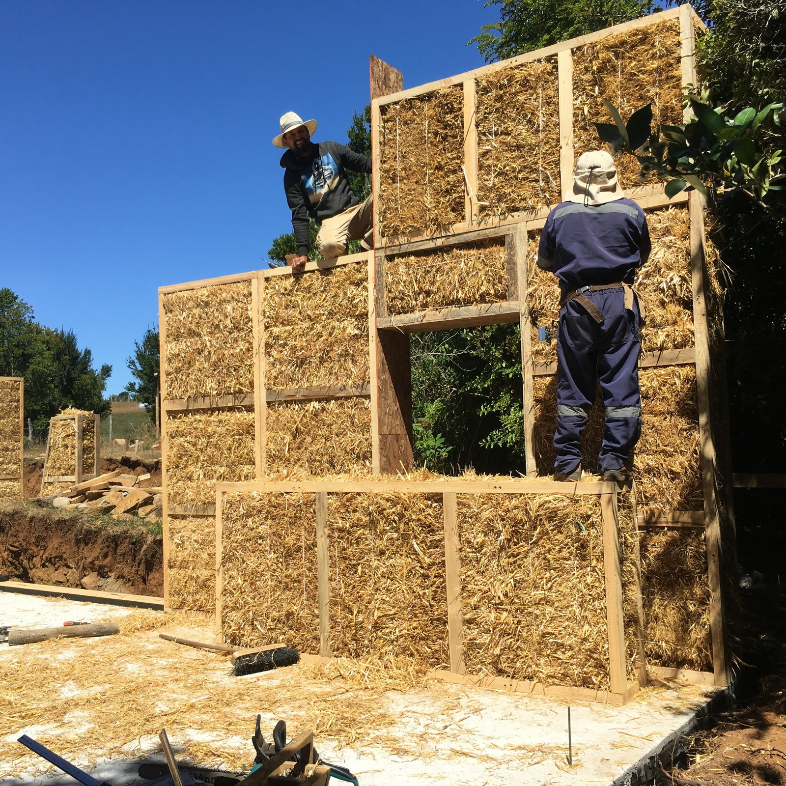 Montaje de muros con paneles de paja compactada MulchPanel