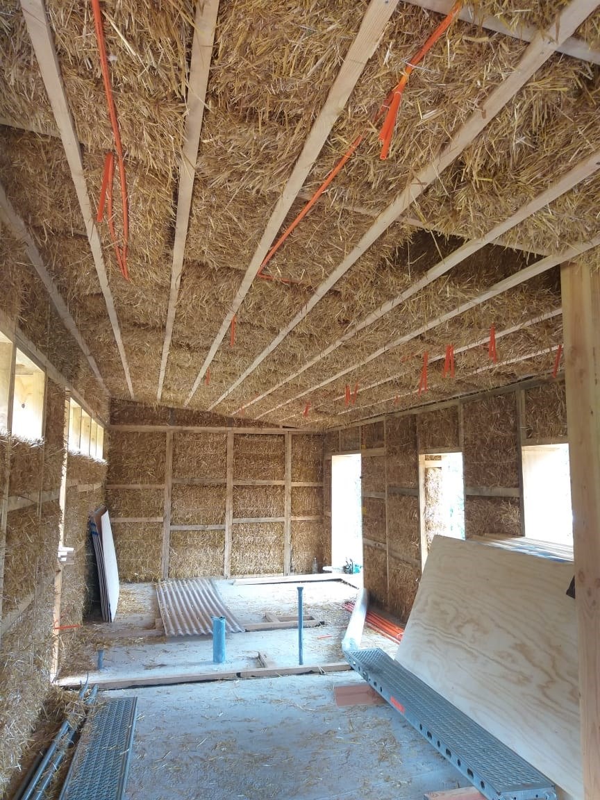 Interior de paja y madera de una vivienda Mulch en construcción