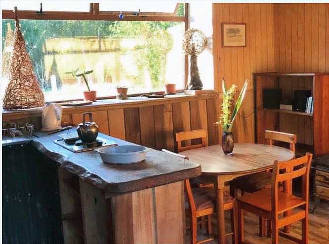 Comedor de madera nativa al interior de una vivienda Mulch